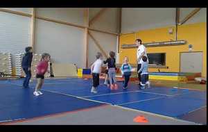 Les baby-handballeurs à l'échauffement !