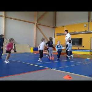 Courte vidéo montrant les enfants de la section baby-hand du Brienne Handball pour cette saison 2017-2018, encadrés par Patricia et Fabienne.
Merci à Fabienne pour la vidéo.
