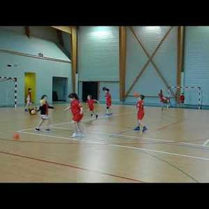 Échauffement de nos jeunes sportifs lors du tournoi de l'école de handball à Sainte-Maure le 11 février 2018.
1ère vidéo.